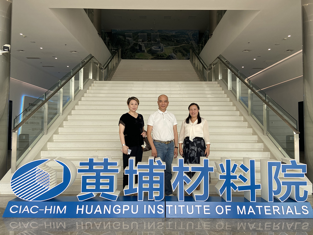 康容實業董事長張建洪,總經理許曉蕓